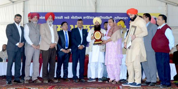 Mrs. Daljeet Kaur Toor, receiving award from S. Gurmeet Singh Khuddian, Cabinet Minister